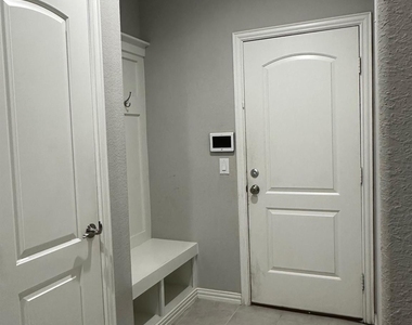 2520 Wallingford Drive - Photo Thumbnail 7