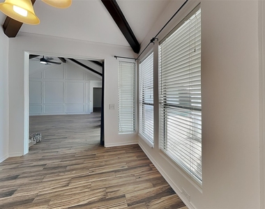 3736 Solarium Place - Photo Thumbnail 4
