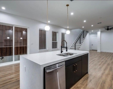 2345 Hondo Avenue - Photo Thumbnail 6