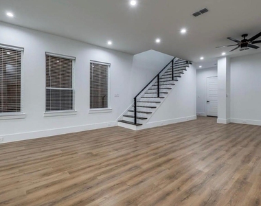 2345 Hondo Avenue - Photo Thumbnail 5