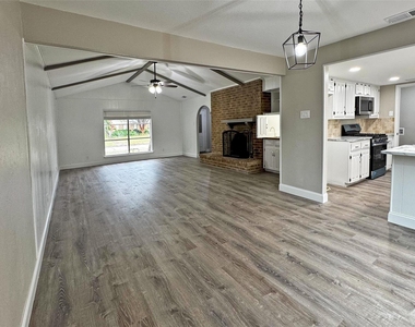 1713 Kingsbridge Drive - Photo Thumbnail 2