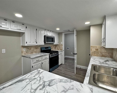 1713 Kingsbridge Drive - Photo Thumbnail 5