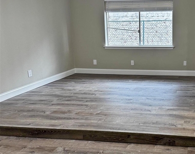 1713 Kingsbridge Drive - Photo Thumbnail 10
