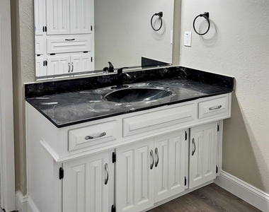 1713 Kingsbridge Drive - Photo Thumbnail 14