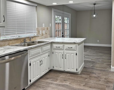 1713 Kingsbridge Drive - Photo Thumbnail 6
