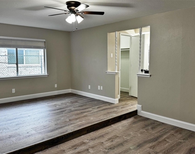 1713 Kingsbridge Drive - Photo Thumbnail 4