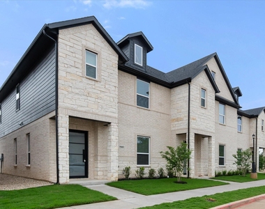 2356 Spring Park Boulevard - Photo Thumbnail 4