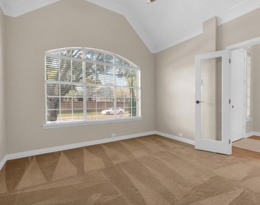 913 Rosemary Drive - Photo Thumbnail 9