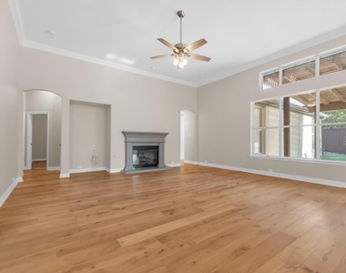 913 Rosemary Drive - Photo Thumbnail 2