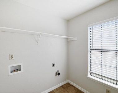 2825 Windsor Drive - Photo Thumbnail 16