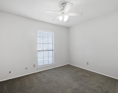 2825 Windsor Drive - Photo Thumbnail 17