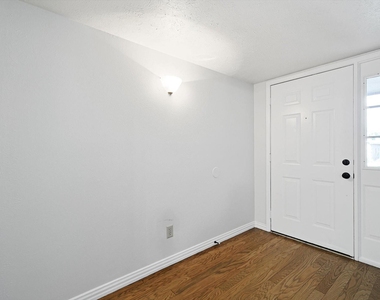 2825 Windsor Drive - Photo Thumbnail 2
