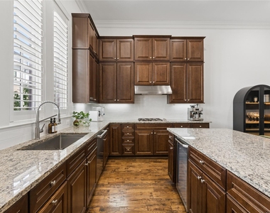 5215 Weiss Lane - Photo Thumbnail 4