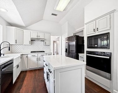7309 Tremont Avenue - Photo Thumbnail 2