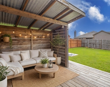 1070 Mellanie Lane - Photo Thumbnail 16