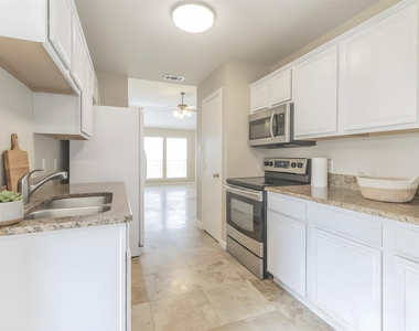 1070 Mellanie Lane - Photo Thumbnail 7