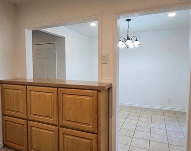 2911 Hedgerow Drive - Photo Thumbnail 15