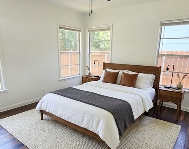 2911 Hedgerow Drive - Photo Thumbnail 7