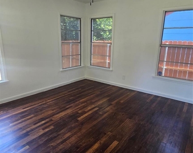 2911 Hedgerow Drive - Photo Thumbnail 6