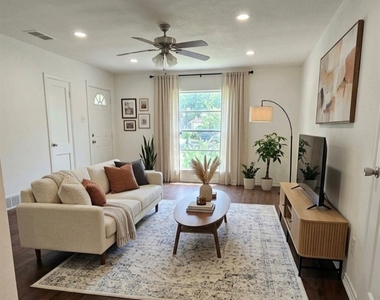 2911 Hedgerow Drive - Photo Thumbnail 3