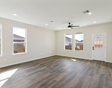 1424 Dry Creek Drive - Photo Thumbnail 10