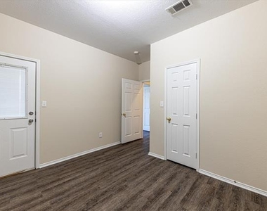 102 Collett Court - Photo Thumbnail 15