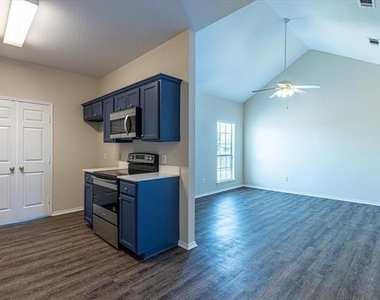 102 Collett Court - Photo Thumbnail 7