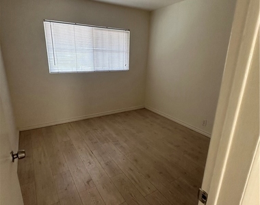 253 E Villa Street - Photo Thumbnail 4