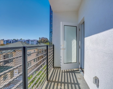 11637 1/2 Burbank Blvd - Photo Thumbnail 24