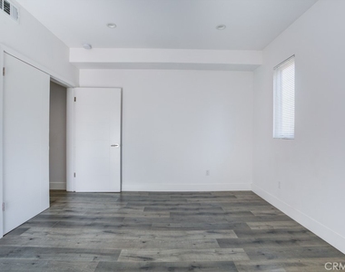 11637 1/2 Burbank Blvd - Photo Thumbnail 19