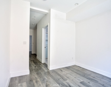 11637 1/2 Burbank Blvd - Photo Thumbnail 4