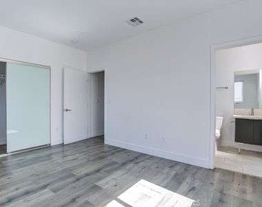 11637 1/2 Burbank Blvd - Photo Thumbnail 28