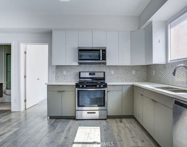 11637 1/2 Burbank Blvd - Photo Thumbnail 13