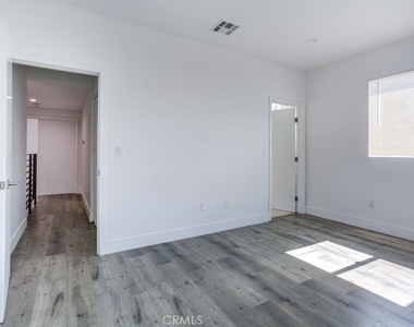 11637 1/2 Burbank Blvd - Photo Thumbnail 25