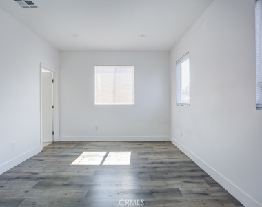 11637 1/2 Burbank Blvd - Photo Thumbnail 26