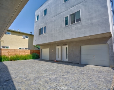 11637 1/2 Burbank Blvd - Photo Thumbnail 2