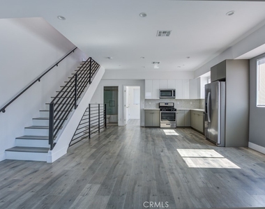 11637 1/2 Burbank Blvd - Photo Thumbnail 10