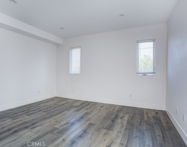 11637 1/2 Burbank Blvd - Photo Thumbnail 21