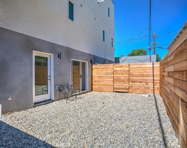 11637 1/2 Burbank Blvd - Photo Thumbnail 7