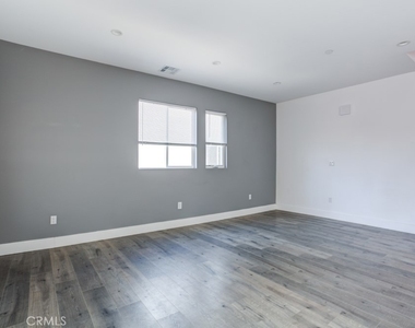 11637 1/2 Burbank Blvd - Photo Thumbnail 15