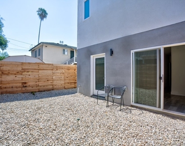 11637 1/2 Burbank Blvd - Photo Thumbnail 8