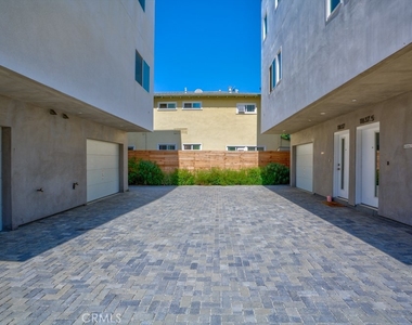 11637 1/2 Burbank Blvd - Photo Thumbnail 1