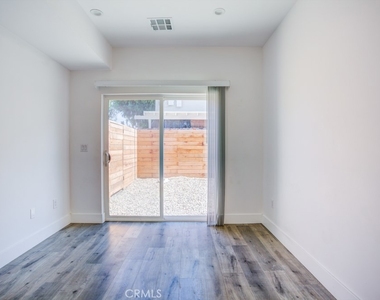 11637 1/2 Burbank Blvd - Photo Thumbnail 5