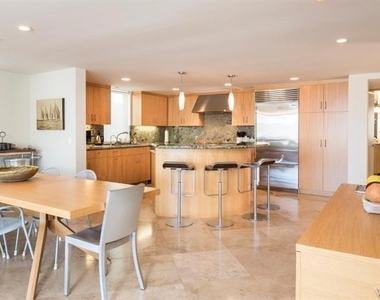 3302 Ocean Drive Drive - Photo Thumbnail 9