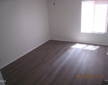 1020 Elmhurst Lane - Photo Thumbnail 6