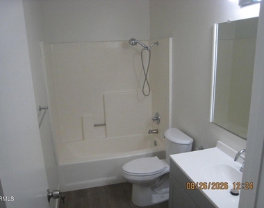 1020 Elmhurst Lane - Photo Thumbnail 7