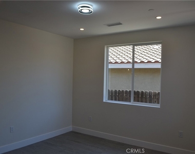 179 E 8th Street - Photo Thumbnail 2