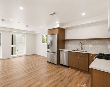 1122 N Beachwood - Photo Thumbnail 2
