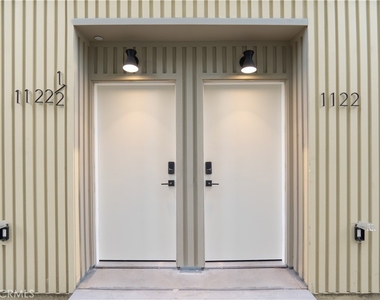 1122 N Beachwood - Photo Thumbnail 18