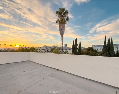 1122 N Beachwood - Photo Thumbnail 21